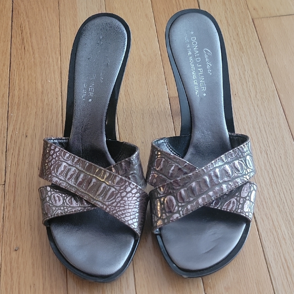 Donald J. Pliner Black and Brown Mules Modern Leather Design